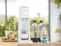 SodaStream-apparaat met flessen en glazen met limonade.
