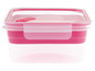 Een roze plastic lunchbox met een doorzichtige deksel.