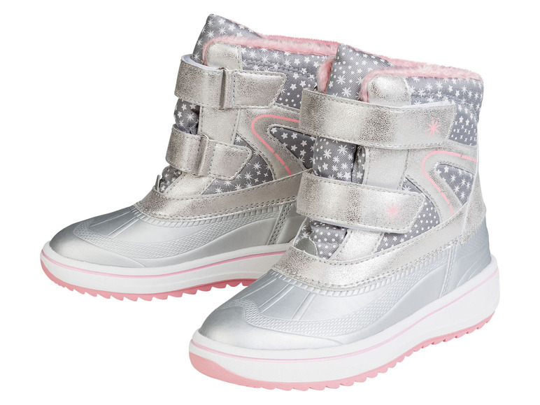 Twee paar zilveren winterschoenen met sterrenprint.