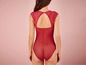 Een rood lingerie-bodysuit met kantdetails.