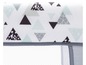 Babybedje met grijs frame en witte stof met driehoekjes.