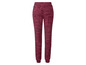 Roze joggingbroek met een gestreept patroon.