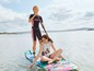 Twee vrouwen op een paddleboard met een Mistral peddel.