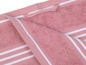 Roze handdoek met witte strepen.