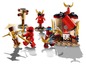 Lego Ninjago minifiguren met accessoires en een trainingsgebied.