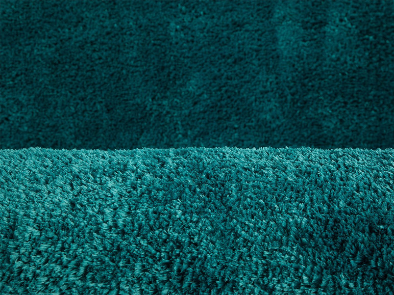 Twee donkerblauwe, pluche tapijten.