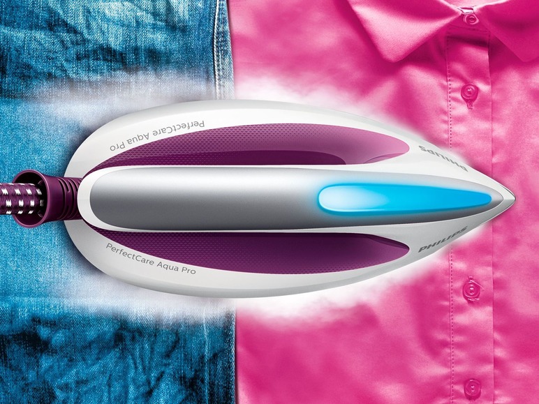 Een Philips PerfectCare Aqua Pro stoomstrijkijzer strijkt een roze blouse.