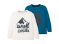 Twee longsleeve shirts voor jongens met bergmotief en de tekst 'Dare to Explore'.