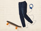 Een skateboard, blauwe jeans en koptelefoon