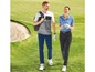Twee golfers in golfkleding lopen over een golfbaan.