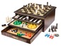 Een houten speldoos met schaak, dammen, ganzenbord en andere spellen.