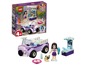 LEGO Friends set met een auto, een dierenartsenpost en een figuur van Emma.