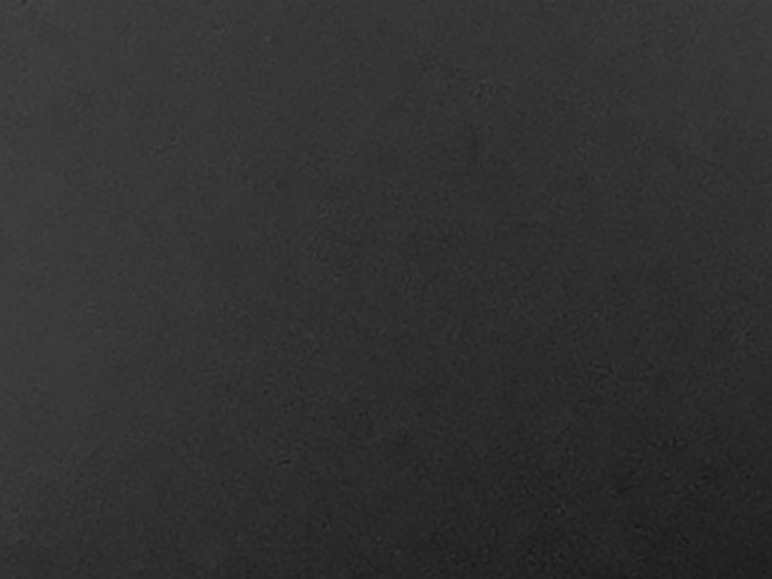 Een effen zwarte achtergrond.