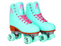 Een paar turquoise rollerskates met roze veters en Apollo wielen.