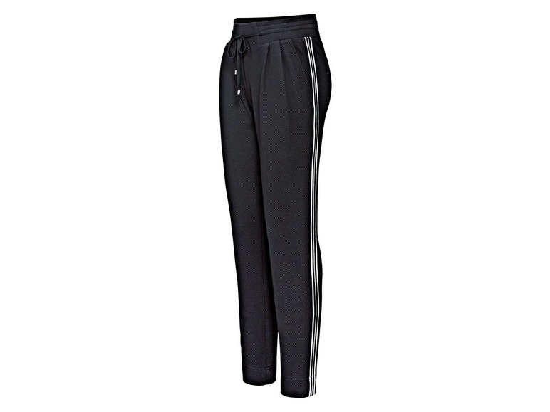 Zwarte broek met witte strepen.