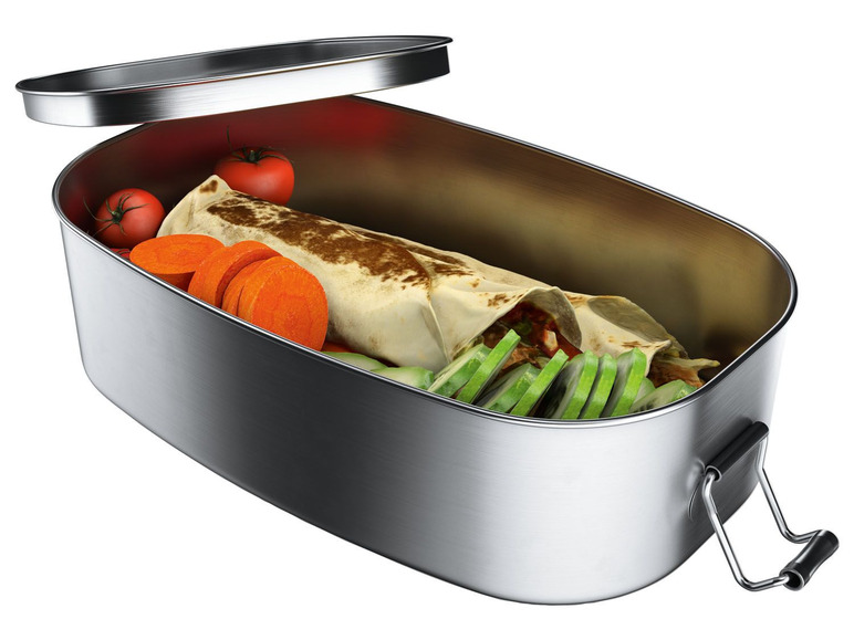 Een stalen lunchbox met een burrito, wortels en tomaten.