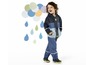 Een jongen draagt een blauwe regenjas en broek met sterren.