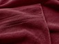 Een close-up van een donkerrode badhanddoek.