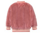 Een roze faux fur bomberjack met witte strepen.