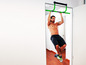 Man doet pull-ups aan een deurrek.