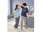 Een man en vrouw in pyjama's, hij draagt een donkerblauwe T-shirt met 'Urban' erop, zij een lichtblauwe T-shirt met 'Better in Pyjamas'