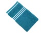 Een turquoise badhanddoek met witte strepen.