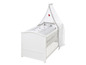 Witte babybed met een grijs en wit beddengoed en een klamboe.