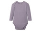 Een lila baby romper met lange mouwen.