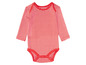 Een rood-wit gestreept babypakje met lange mouwen.