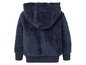Een donkerblauwe fleece trui met capuchon.
