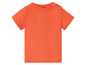 Een oranje T-shirt met korte mouwen.