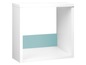 Een wit boekenrek met een turquoise plank
