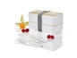 Een witte lunchbox met houten deksel, bestek en fruit.