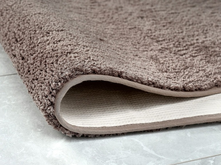 Bruin badmat met antislip onderlaag.