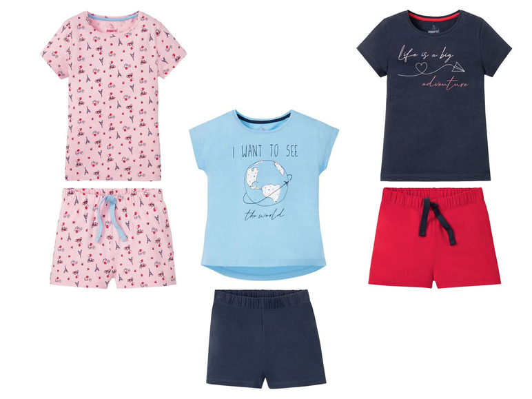 Pyjama sets met Eiffeltoren print, wereldkaart en 'Life is a big adventure' tekst.
