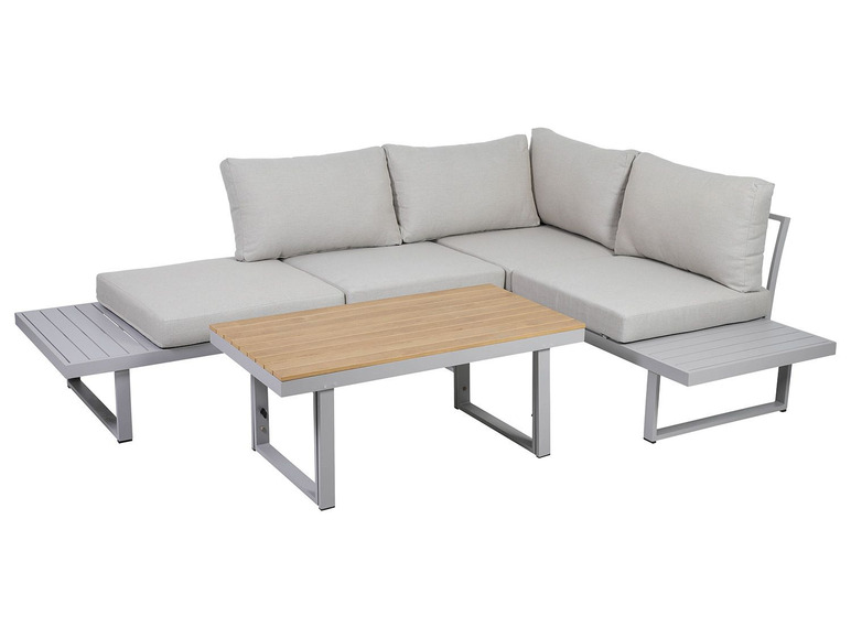 Een grijze hoekbank met twee bijzettafels en een salontafel met houten blad.