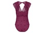 Een bordeauxrood kant body met een V-hals en dunne bandjes.