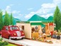 Sylvanian Families restaurant met auto en figuren.