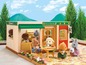 Een Calico Critters restaurant met speelgoedfiguren die hamburgers eten.