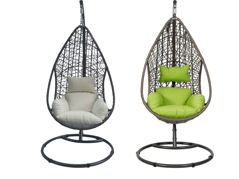 Twee hangstoelen met kussens, ideaal voor in de tuin.