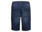 Een paar blauwe denim shorts.