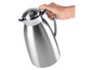 Een hand die een thermoskan van zilverkleurig metaal vasthoudt.