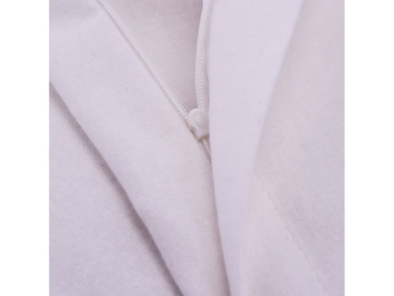 Witte katoenen kleding met een witte knoop.