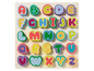 Houten puzzel met kleurrijke letters van het alfabet.