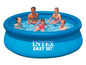 Een blauw opblaasbaar zwembad van Intex Easy Set met kinderen erin.