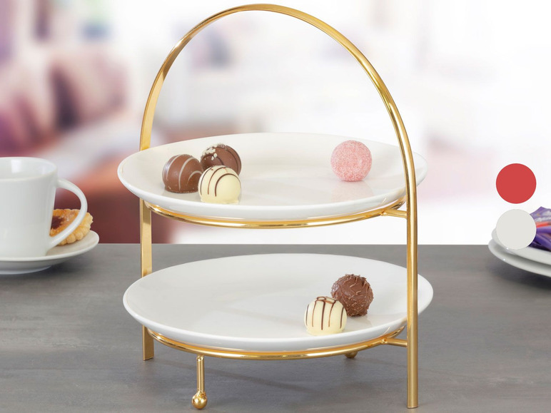Twee-laags gouden dienblad met witte schotels en chocolaatjes