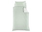 Een mintgroene dekbedovertrek met een patroon van konijnen.