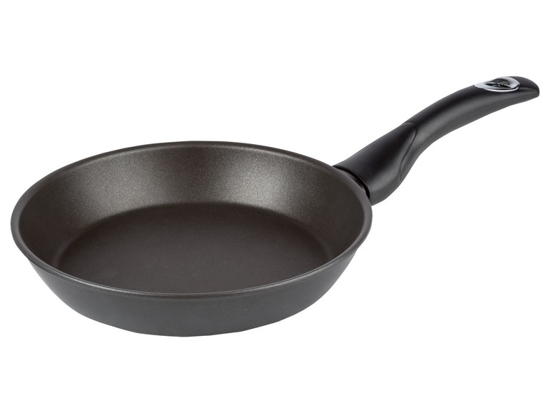 Een zwarte koekenpan met een zwarte handgreep.