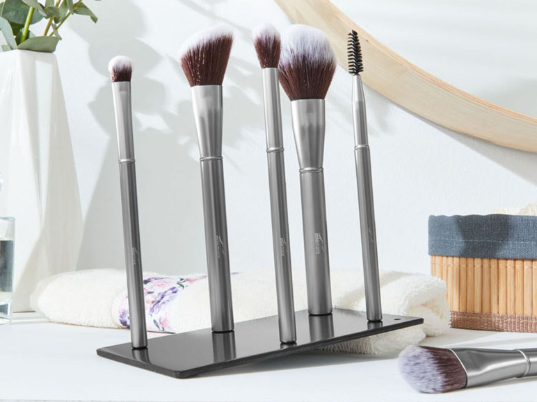 Een set van zes make-upborstels van het merk Mirakle in een zwarte standaard.