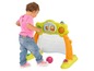 Een kind speelt met een VTech Baby's First Goal voetbaldoel.